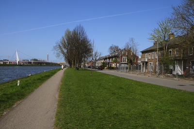 900202 Gezicht op de Johan Wagenaarkade te Utrecht, met links het Amsterdam-Rijnkanaal en rechts het voor afbraak ...